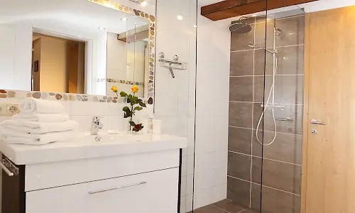 Bad mit Spiegel im Appartement De Luxe Mona - Elbigenalp, Grünau