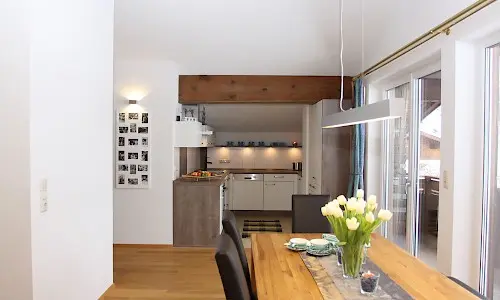 Küche/Esstisch Bereich im Appartement De Luxe Mona - Elbigenalp, Grünau