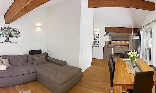 Couch im Wohnzimmer im Appartement De Luxe Mona - Elbigenalp, Grünau