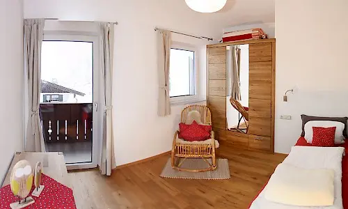 Schlafzimmer mit Balkon im Appartement De Luxe Mona - Elbigenalp, Grünau