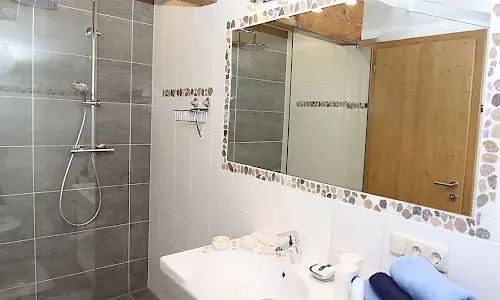 Dusche im Appartement De Luxe Mona - Elbigenalp, Grünau