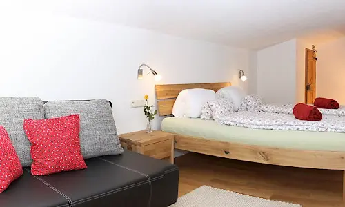 Sofa im Schlafzimmer 1 im Appartement De Luxe Mona - Elbigenalp, Grünau