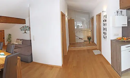 Gang im Wohnzimmer im Appartement De Luxe Mona - Elbigenalp, Grünau